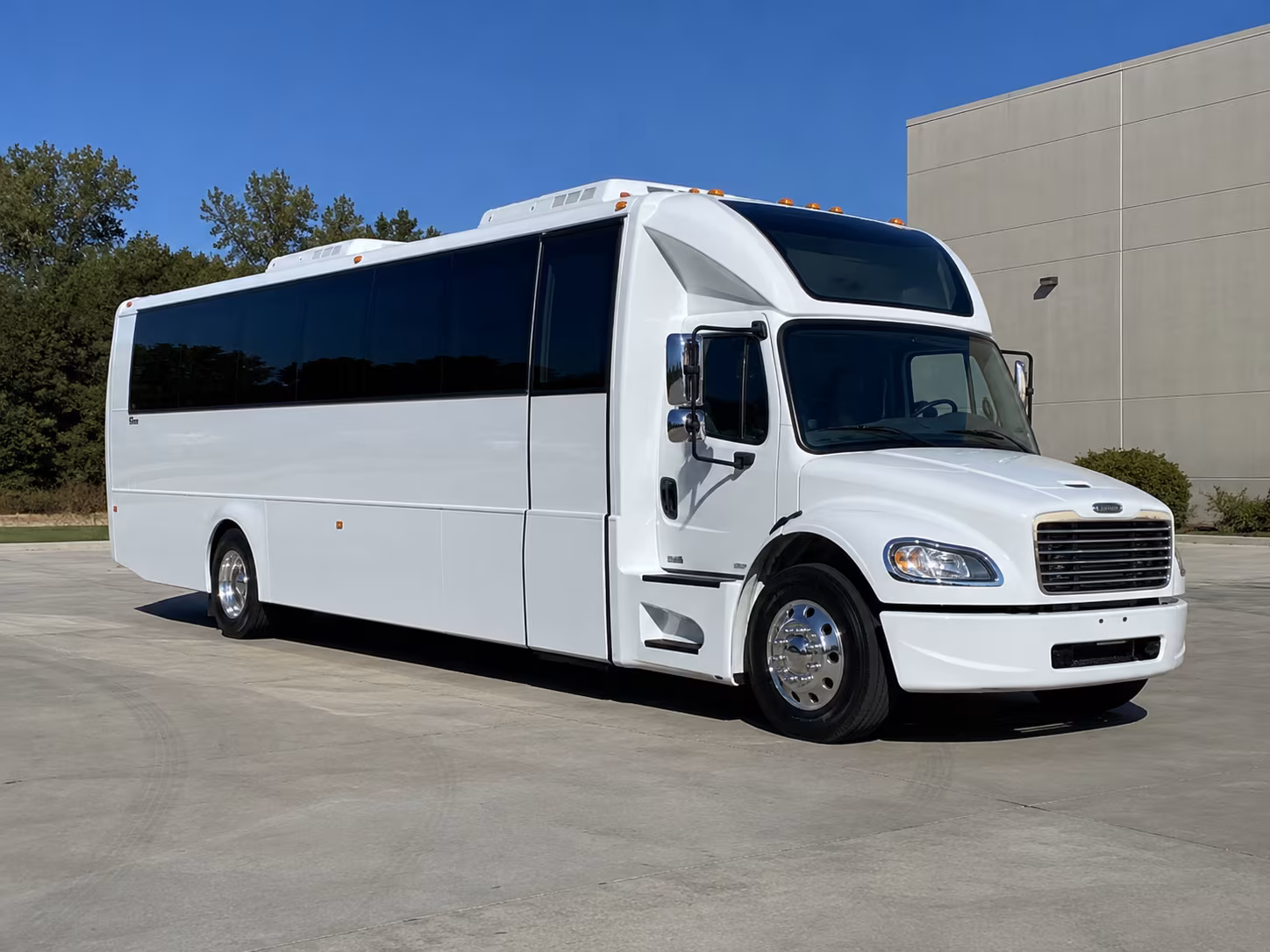 lansing 28 passenger party bus
